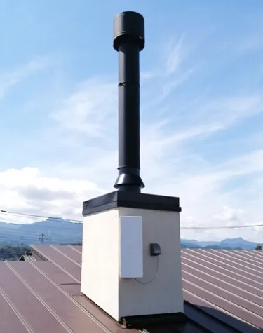 屋根出しチムニー型二階建吹抜けあり 勝手にキレイ(断熱二重煙突)