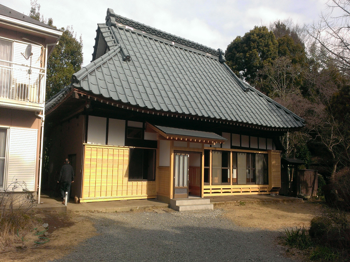 家をリノベーションし、薪ストーブ暖房に