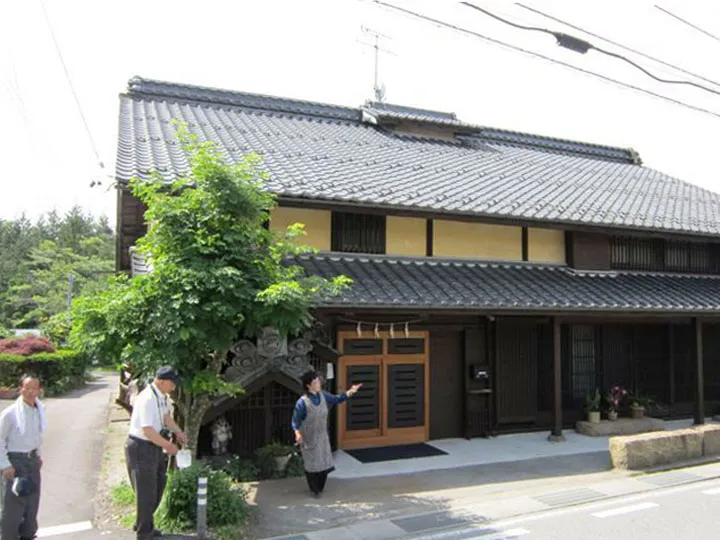 現代の薪ストーブを江戸時代からの家に