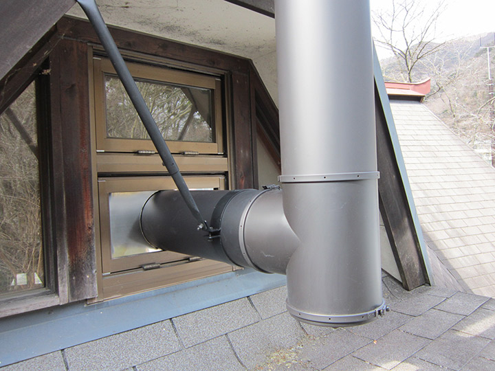 ガラス窓から煙突を出して施工